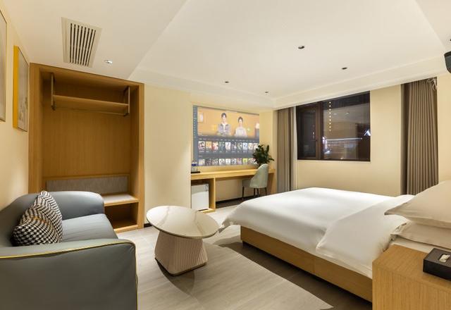 Yueman Intelligent Hotel (Chongqing Jiefangbei 18th Stair Branch)