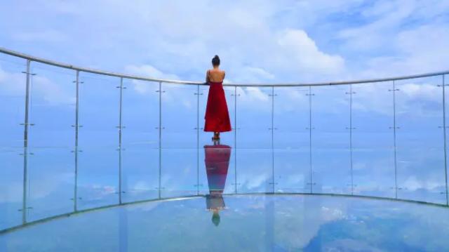 Full Sea View Glass Bridge