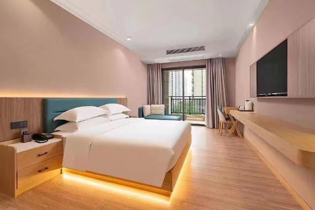 Four Seasons Hotel (Gongming Square Metro Station Daqili Branch)