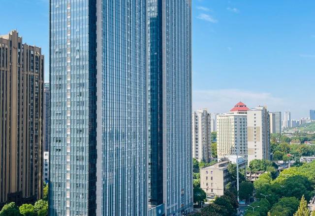 Quzhu Hotel (East Lake Branch of Wuhan University at street entrance)