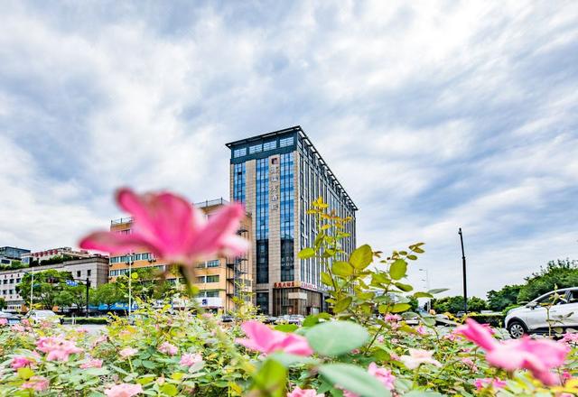 Hangzhou Kairui Hotel (Guofang Longhu Tianjie Jiubao Metro Station)