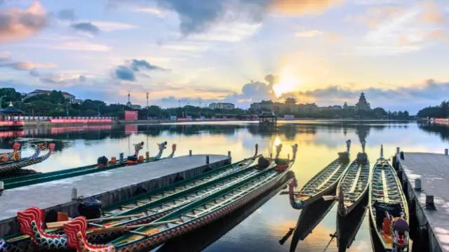 The Lake of Dragon Boat